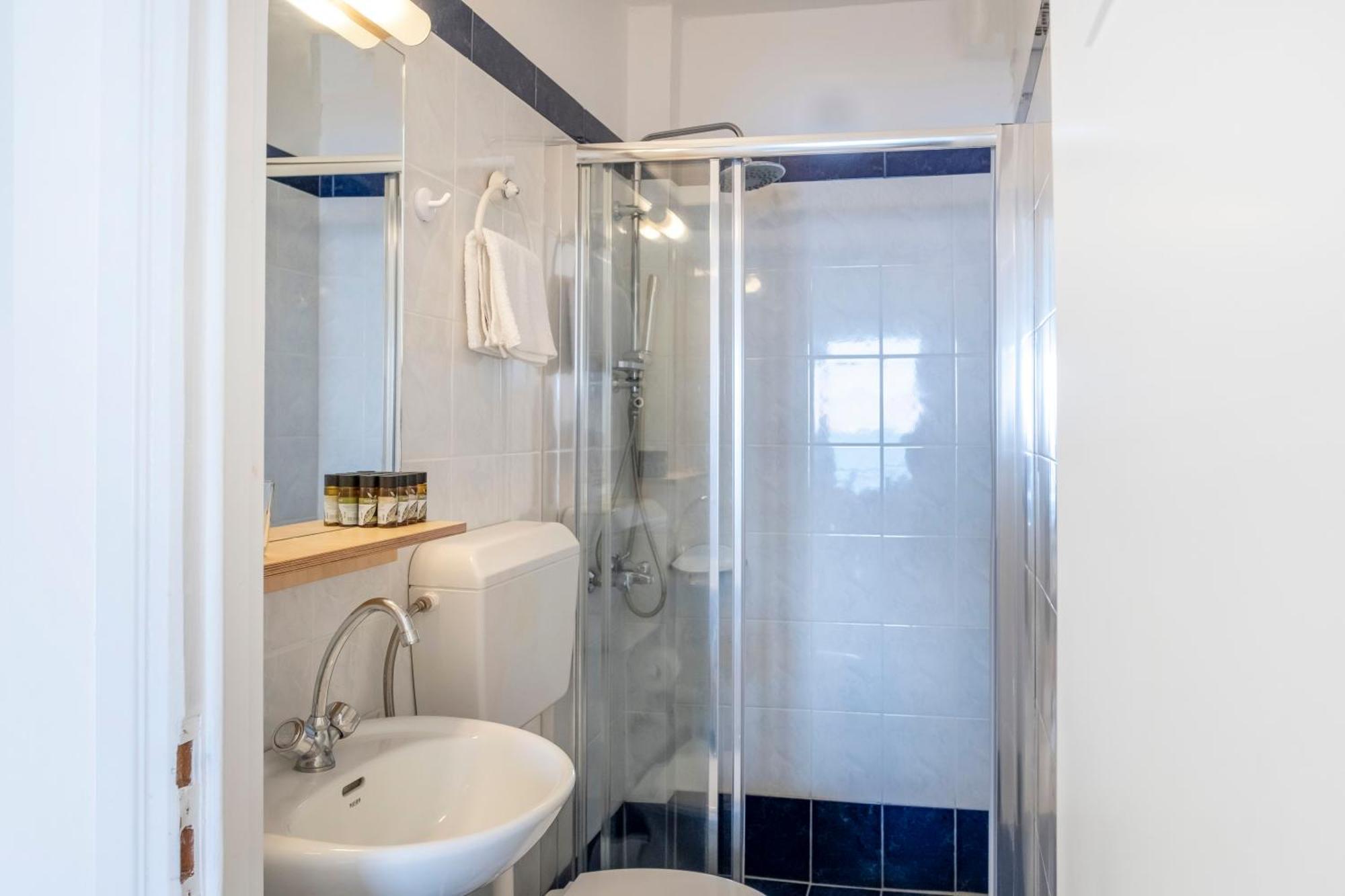 Meli Apartments & Villas Kiveri Luaran gambar