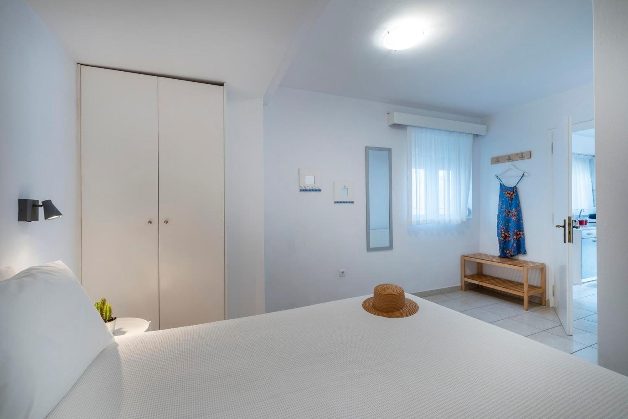 Meli Apartments & Villas Kiveri Luaran gambar